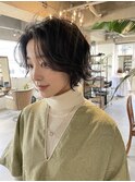 大人可愛い黒髪ショートセンターパートニュアンスパーマ