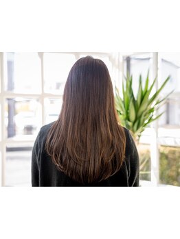 白髪を活かし楽しむ新感覚！ダメージレスを追求し深みあるスタイルへ♪