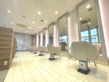 ヘアメイクアン(Hair Make Une)の雰囲気（広々とした店内、ゆったりとした空間で落ち着いて過ごせます♪）