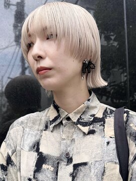 ヌエン 渋谷(NU/EN) 春トレンド外国人風ホワイトミルクティーとデザインウルフカット