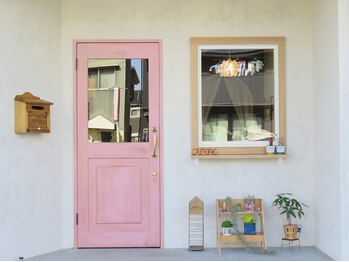 ヘアーリゾート ルアン(Hair Resort Ruang)の写真/アンティーク調のピンクのドアが目印。ゆったり寛げる、1席のみのプライベート空間なのでお子様連れでも◎
