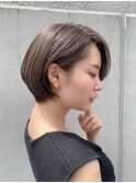【東 純平】丸み耳掛けショートボブ＋セピアグレージュ