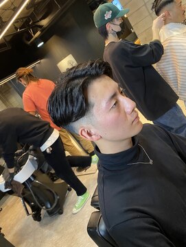 フランクスバーバー アンド ビアークラブ(FRANK'S BARBER and BEER CLUB) サイドパートツーブロックフェードカットスタイル T T