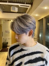 クワトロ オム 大阪梅田(QUATTRO HOMME) シルバーカラー/シルバーグレー/センターパート/ハイトーン