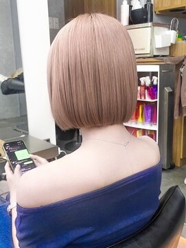 リラ バイ ミラ 新宿(LILA by MILA) 透明感ブリーチダブルカラー/切りっぱなしハイトーンボブ/新宿