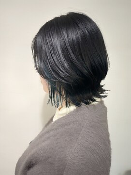 カサネ(KASANE) ブルーブラック インナーカラー 暗髪 ウルフ