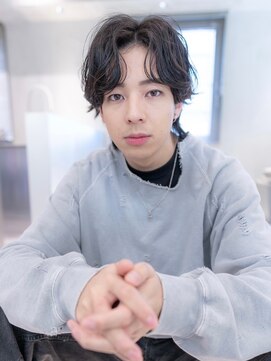 イオ 本厚木(io) 波巻きツイストパーマセンターパートアッシュブラック束感