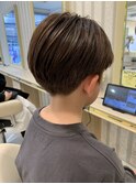 キッズカットハリウッド俳優風ストレートセンターパート刈り上げ