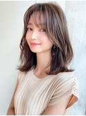 ホワイトグレージュ後れ毛が可愛い顔周りレイヤーミニウルフ