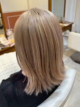 スペックホルダーミミ(Spec Holder mimi) 透け感ミルクティー外ハネヘアデザインカラー