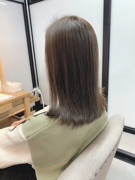 イーラ(era) 《era》 カーキアッシュ うる艶髪 外ハネ ストレート みわ