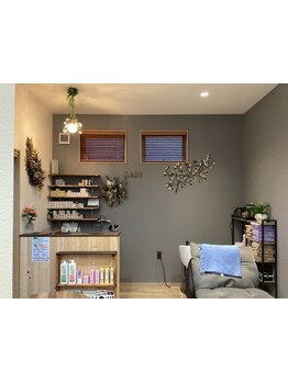 マンツーマン施術であなたの髪のお悩みを解決します。周りを気にせず、リラックスできるプライベートサロン