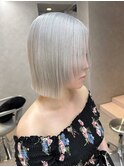 ホワイトシルバー×切りっぱなしボブ