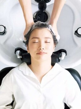 アミカ(Amica)の写真/【極上の癒やし】マッサージシャンプーで日頃の緊張や頑張りを解消◇バイカルテでしっとりなめらかな美髪へ
