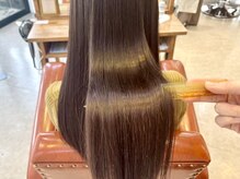 髪の毛と同じ構造を持つタンパク質が浸透し、柔らかさ再現【髪質改善プレミアムインボーントリートメント】