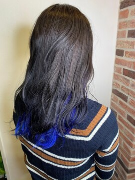 ジウ 上通り(JIU) 黒髪暗髪×ビビッドインナーカラーゆるふわセミロング