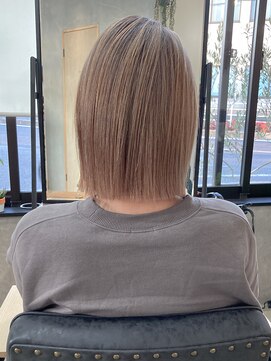 ユニカ(UNIKA) パールミルクティーベージュの切りっぱなしボブ