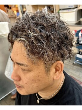 銀座マツナガ 浅草店 大人ワイルド金メッシュツイストスパイラルショート刈り上げ