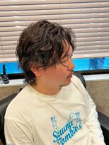 キタセンジュバーバー バイ ティーズ(KITASENJU BARBER by T's) 波打ちスパイラルパーマ センターパート ウルフ