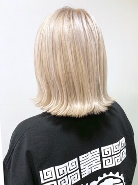 アルティナ(artina) 切りっぱなしボブ×ホワイトベージュ【artina町田】