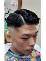 クズノ(KUZUNO)&nbsp;バーバースタイル　ミディアムスキンフェード右７：３