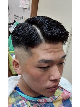 クズノ(KUZUNO) バーバースタイル　ミディアムスキンフェード右７：３