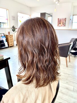 オレンジ(orange) ミディアムボブ・スパイラル巻き仕上げ