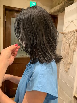 ラレイ(Lalei) ＊ナチュラルレイヤー ミディアムヘア×ダークネイビーカラー