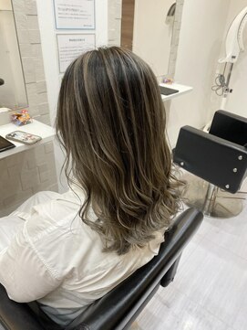 ケーアンドケー(K&K) 派手すぎないバレイヤージュ!