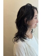 抜け感とまとまりを両立するカットとパーマ