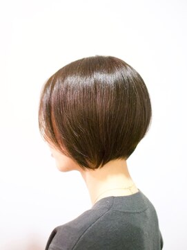 モク 神戸元町店(MOK) 頭の形が綺麗に見える前下がりクールショート