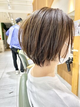 ネオリーブカフ 鶴ヶ峰店(Neolive caff) ショートボブ 立体感 白髪ぼかし ハイライト 朝楽 手ぐし