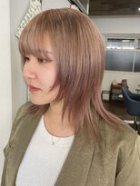 タヴィ(Tavi) ウルフヘアのレイヤースタイル/ハイトーンカラー/レイヤーカット