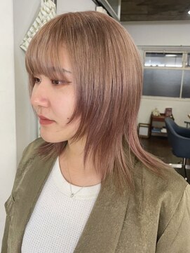 タヴィ(Tavi) ウルフヘアのレイヤースタイル/ハイトーンカラー/レイヤーカット