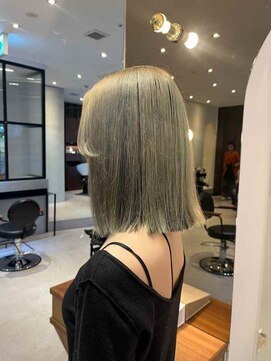 ダブル(W) ブリーチカラー/オリーブアッシュ/切りっぱなしボブ