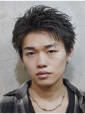 黒髪ワンカールパーマアップバングスパイキーショート短髪