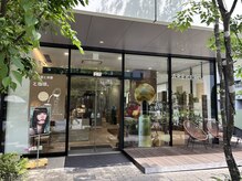 ハレケアヴェダ アンド ハレケエイト(HAREKE AVEDA&HAREKE 8)の雰囲気（窓が大きく開放感があり明るい店内になっております）