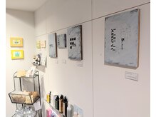 デジ 北堀江(DEJI)の雰囲気(アートギャラリーしてますので作家さんの絵も楽しめ購入できます)