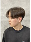 20代30代40代流行ツーブロックスーツ黒髪メンズニュアンスパーマ