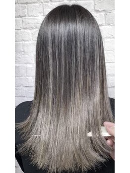 リヒト ヘアワークス(Licht HairWorks)の写真/白髪ぼかしハイライトや透明感のあるグレイカバーで、白髪染めでもオシャレにカラーが楽しめる♪