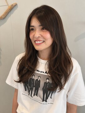 ニナル(Ninal) チャコールブラウンでつくる、夏の抜け感