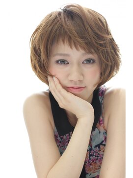 トロワエピ 表参道(Trois epis) ショートバングでモードなナチュラルボブ