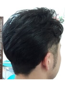 アーラ(ALA) タイトなツーブロックスタイル。