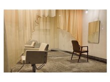 クラシックが流れる落ち着いた雰囲気のサロンです