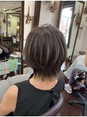 細めハイライト丸み奥行きショートカーキベージュ艶カラー