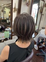 美容室 メザミー MESAMIES 細めハイライト丸み奥行きショートカーキベージュ艶カラー