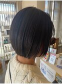 首元をすっきりと見せる、洗練された大人のナチュラルボブ
