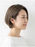 白髪を活かすフォギーベージュ×絶壁解消の大人上品ショートボブ