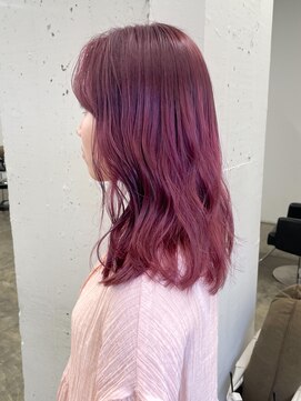 ヘアーアイストゥーレ(HAIR ICI TRE) ブリーチなしラベンダーピンクカラー担当渡辺聖