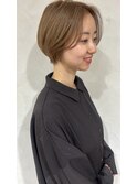 アッシュベージュ、前髪長めショートボブ、 クールショート